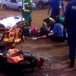 Overstrand Medical Response (OMR) besig met mediese bystand direk na die motorfietsongeluk waarin Kobus (Spikkels) du Toit van Vleispaleis ernstig beseer is. Foto deur Riaan Buys van OMR.